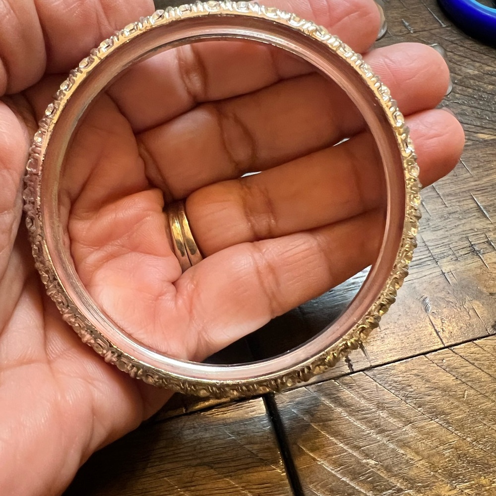 ❤️🌈💋Elegant Silver-Toned Bangle Bracelet - Picture 4 of 5